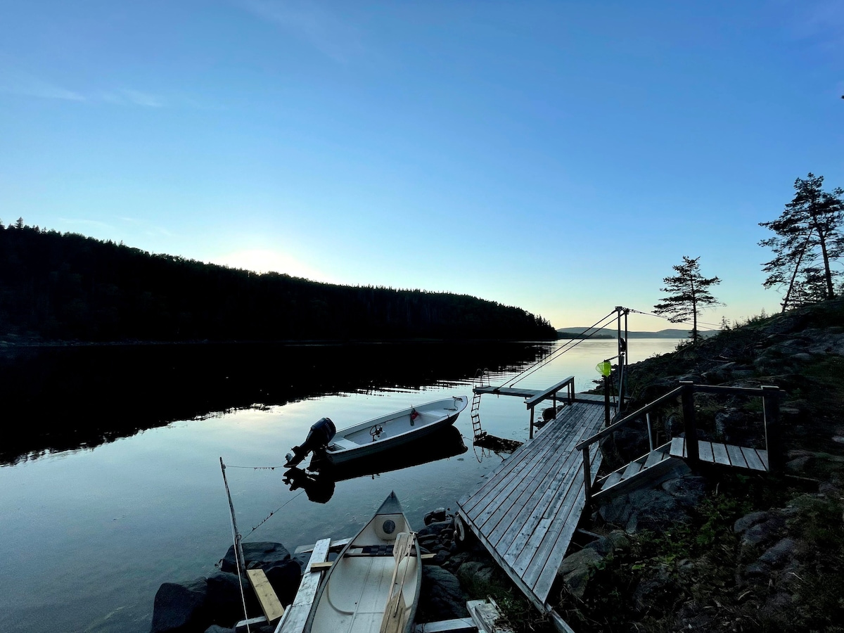 Gömd Pärla: Mysig Stuga vid Havet på Höga Kusten