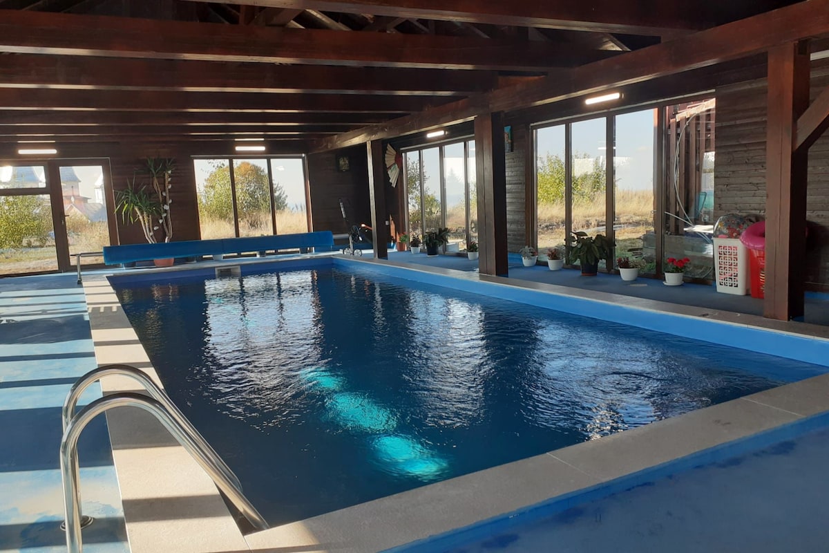 Casa Stan cu piscina interioara