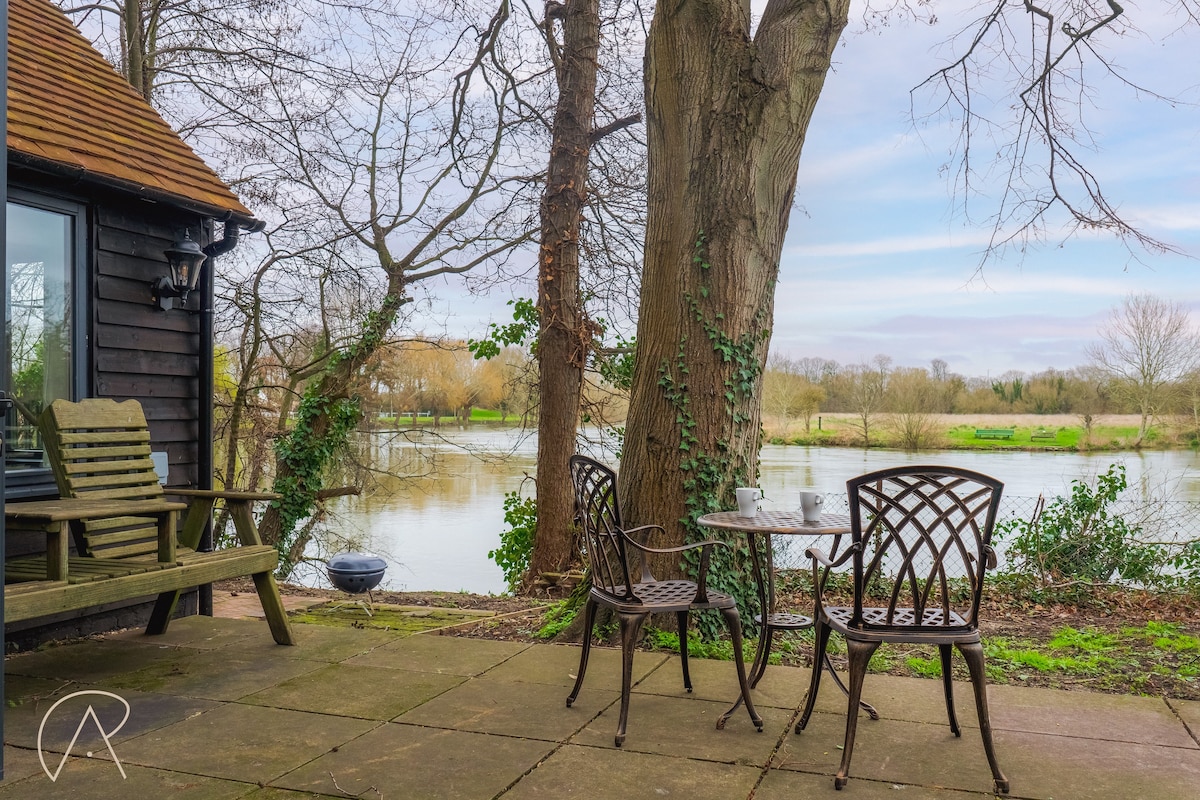 River's Edge Retreat:A Cosy 1-Bed Cabin in Windsor