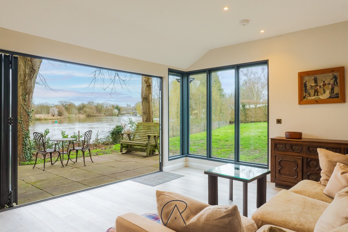 River's Edge Retreat:A Cosy 1-Bed Cabin in Windsor