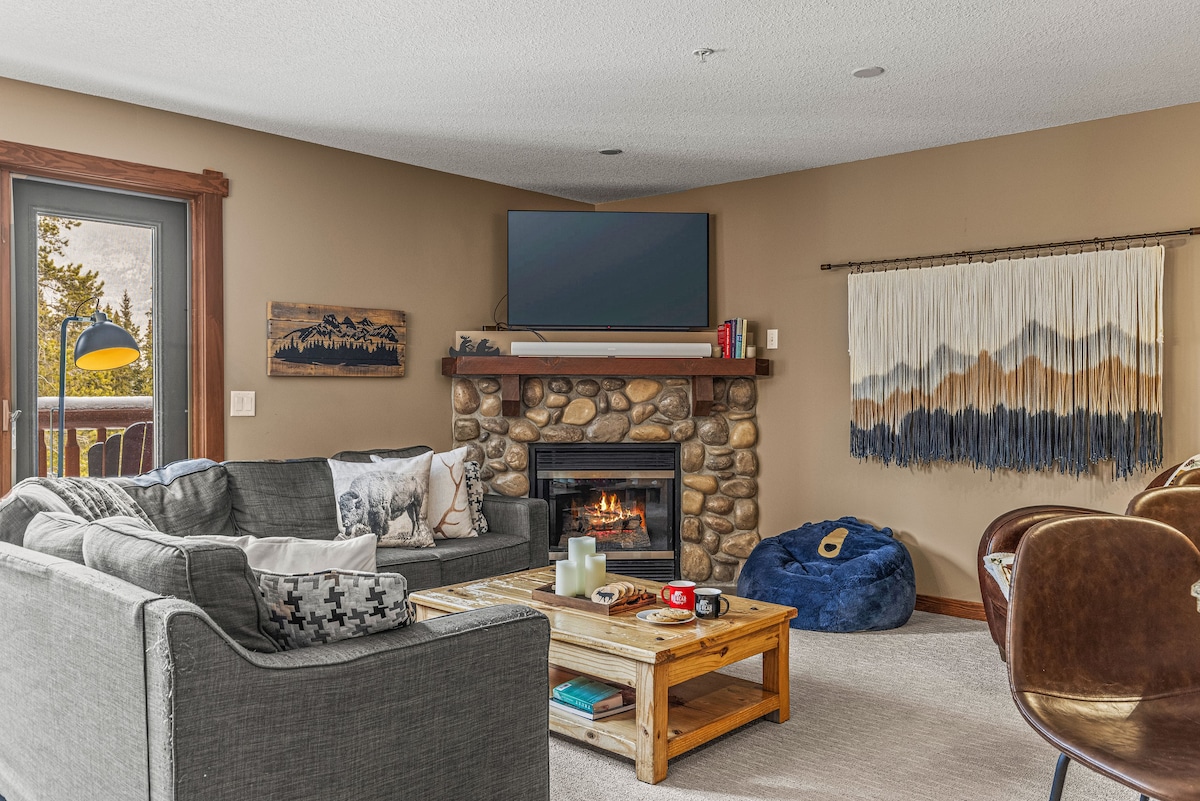 Canmore Oasis: Luxury 3BR Condo w/ Hot Tub & Sauna