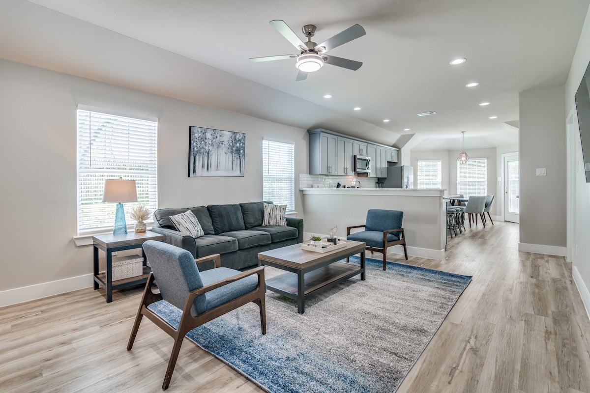 South Dallas Charm: 4-Bed Moments from Fair Park!