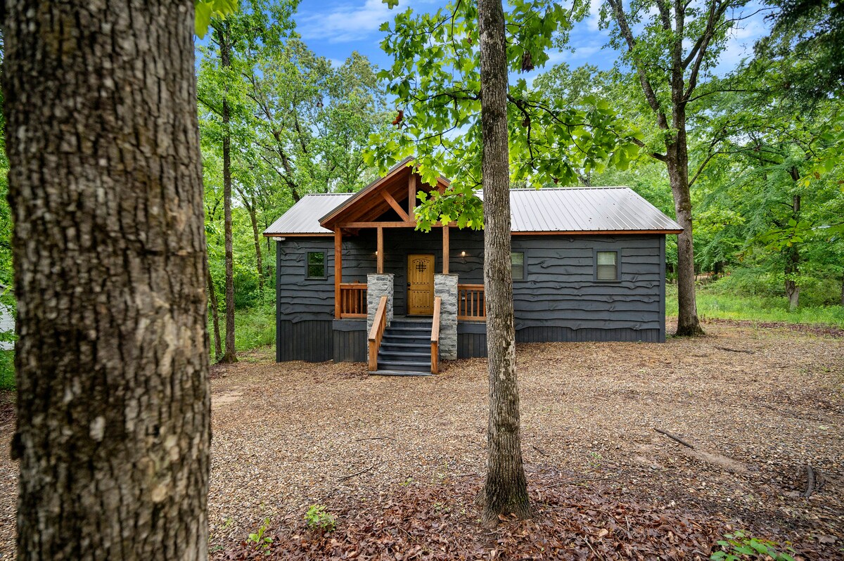 Lovers' Paradise: Intimate Cabin with Soak-In Tub