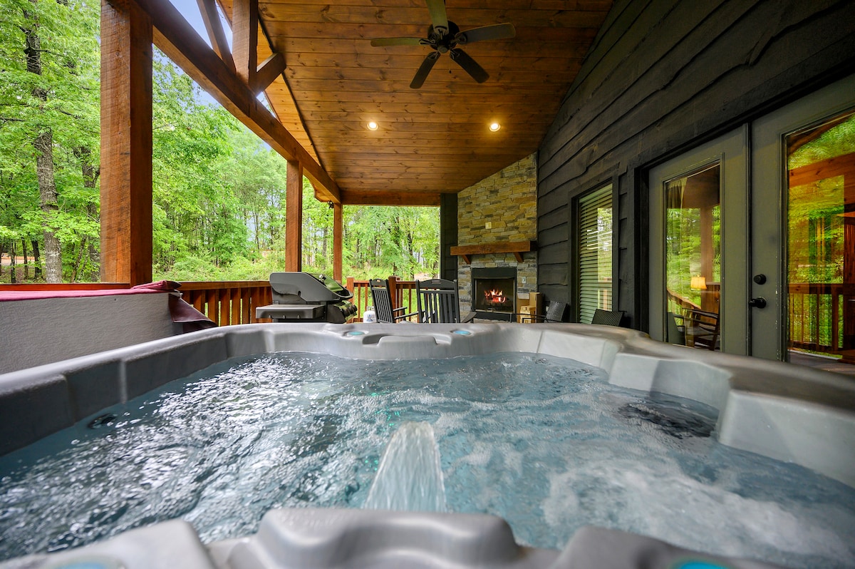 Lovers' Paradise: Intimate Cabin with Soak-In Tub