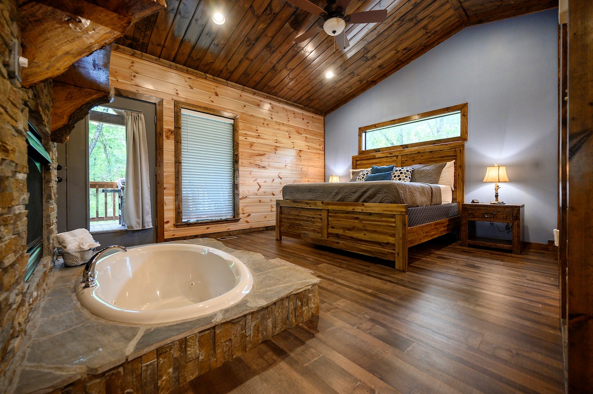 Lovers' Paradise: Intimate Cabin with Soak-In Tub