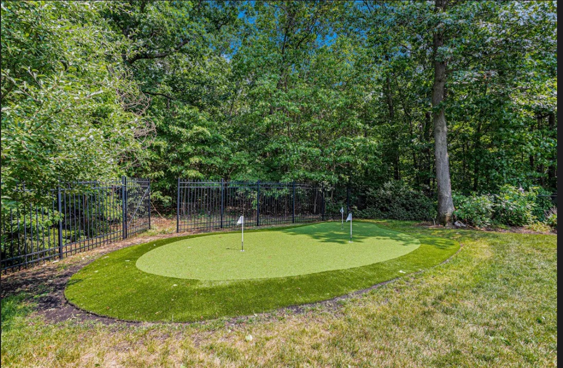 6 bdrm 5.5 ba/pool/hot tub/putting green