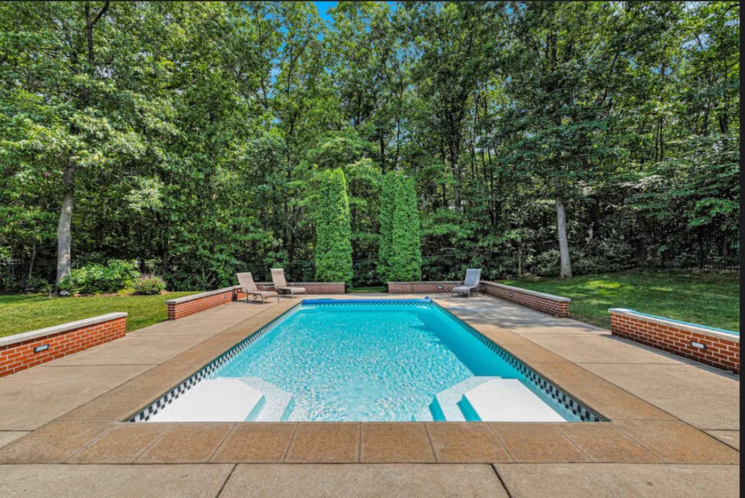 6 bdrm 5.5 ba/pool/hot tub/putting green