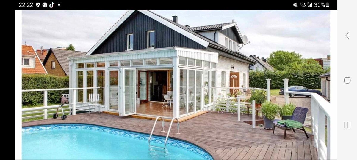 带泳池和大阳台的房子