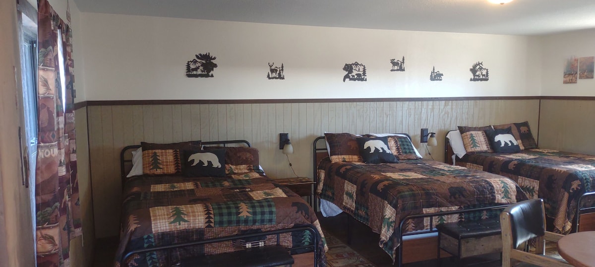 Deluxe 3-bed Motel Room, Suite 1, Yucca Motel