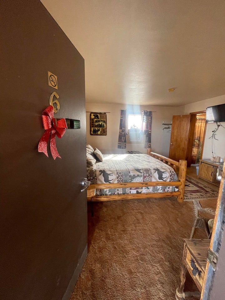 Deluxe Queen-bed Motel Room, Suite 6, Yucca Motel