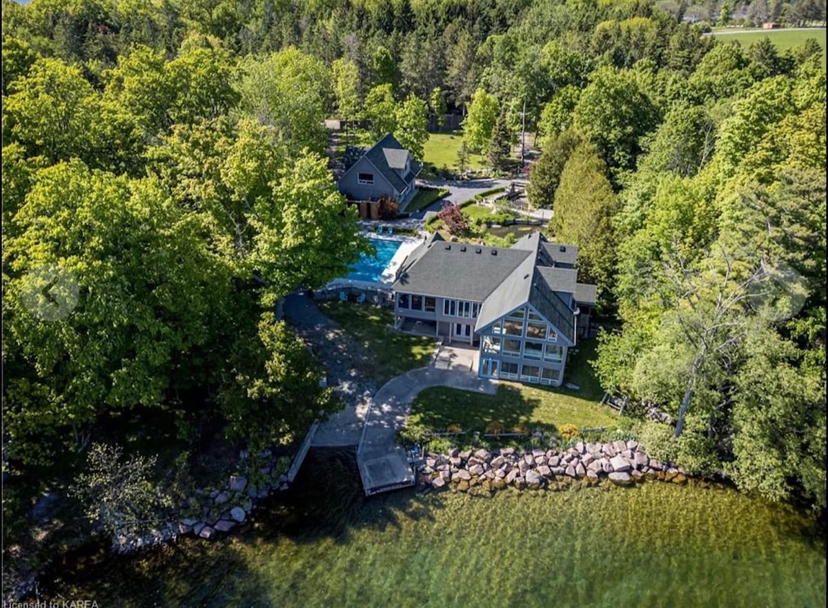 Luxurious Waterfront Home On Howe Island