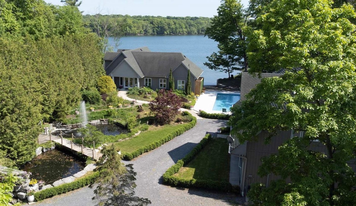 Luxurious Waterfront Home On Howe Island