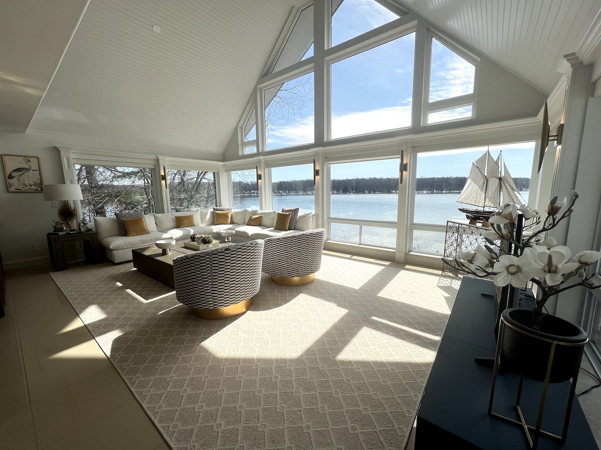Luxurious Waterfront Home On Howe Island