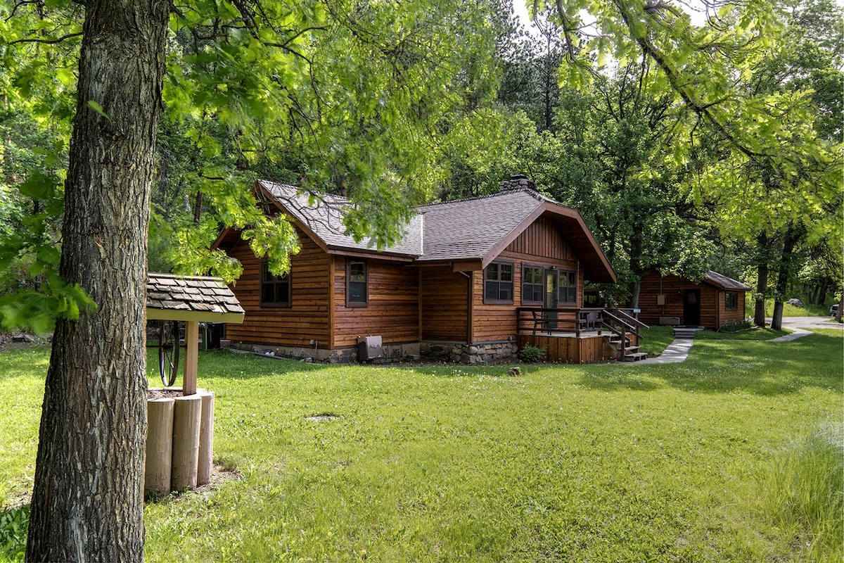 Custer State Park, Creekside Cabin & Bunkhouse