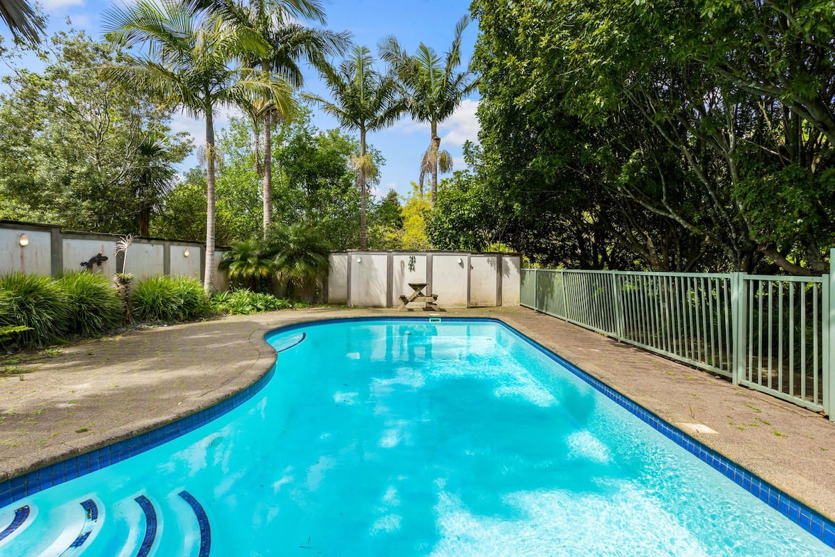 Nature Serenity Getaway with pool, deck & gardens