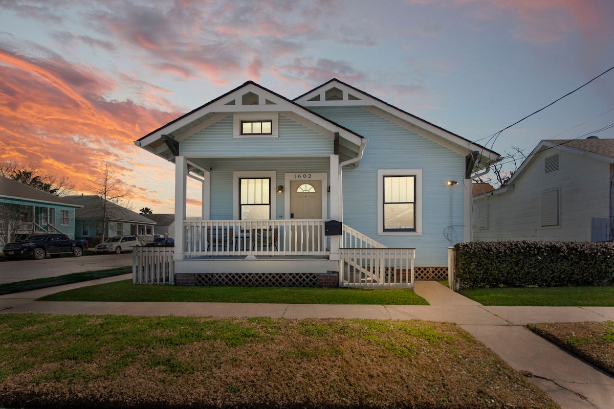 Chic beach bungalow near beach strand cruise port