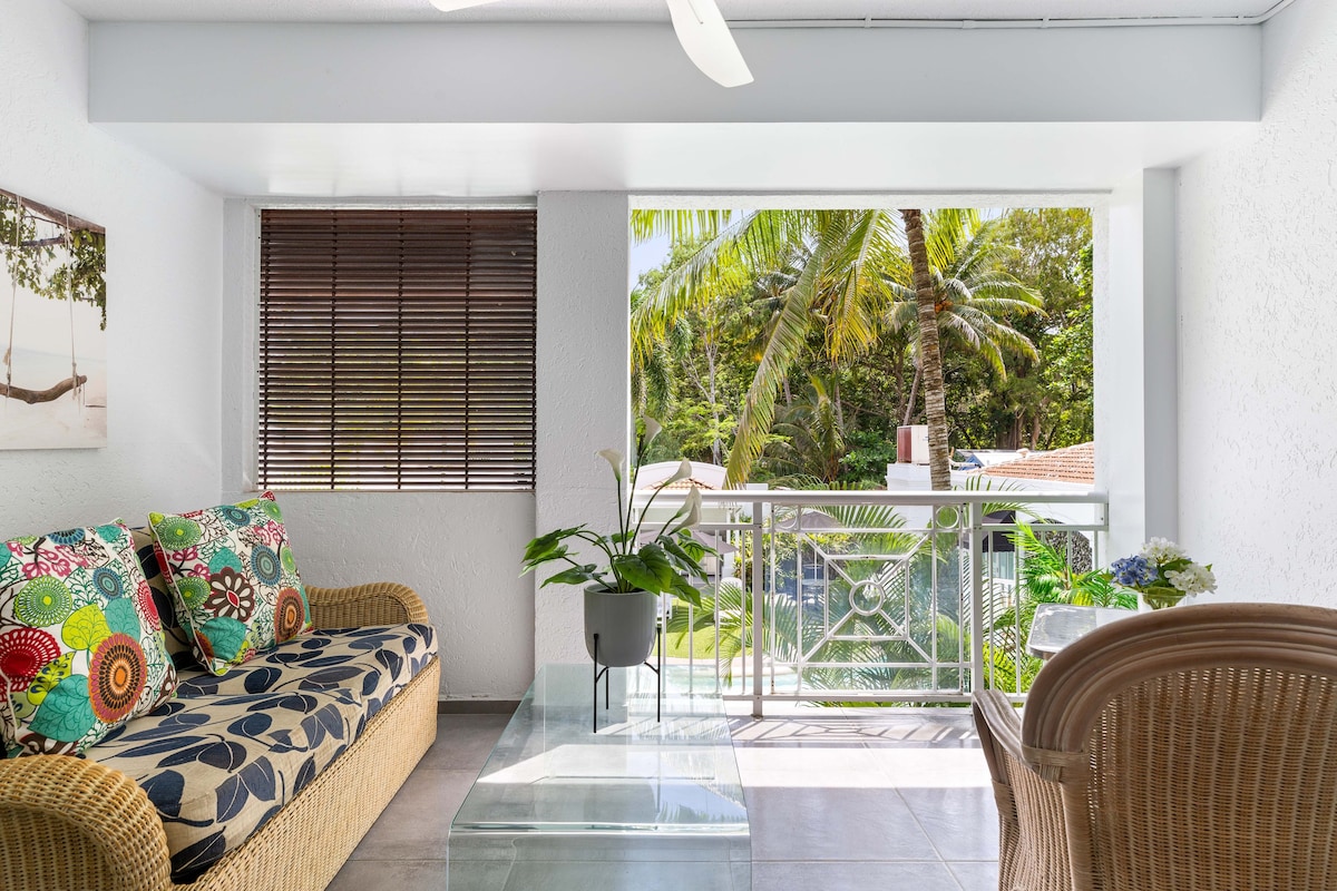 Swaying Palms and Salt Air—A Dreamy Tropical Haven