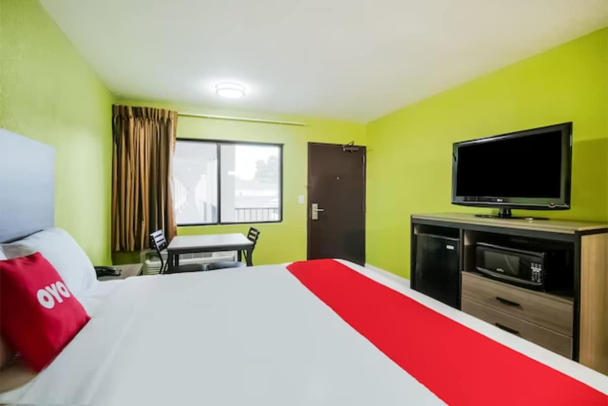 Cypress Inn & Suites Houston King Bed