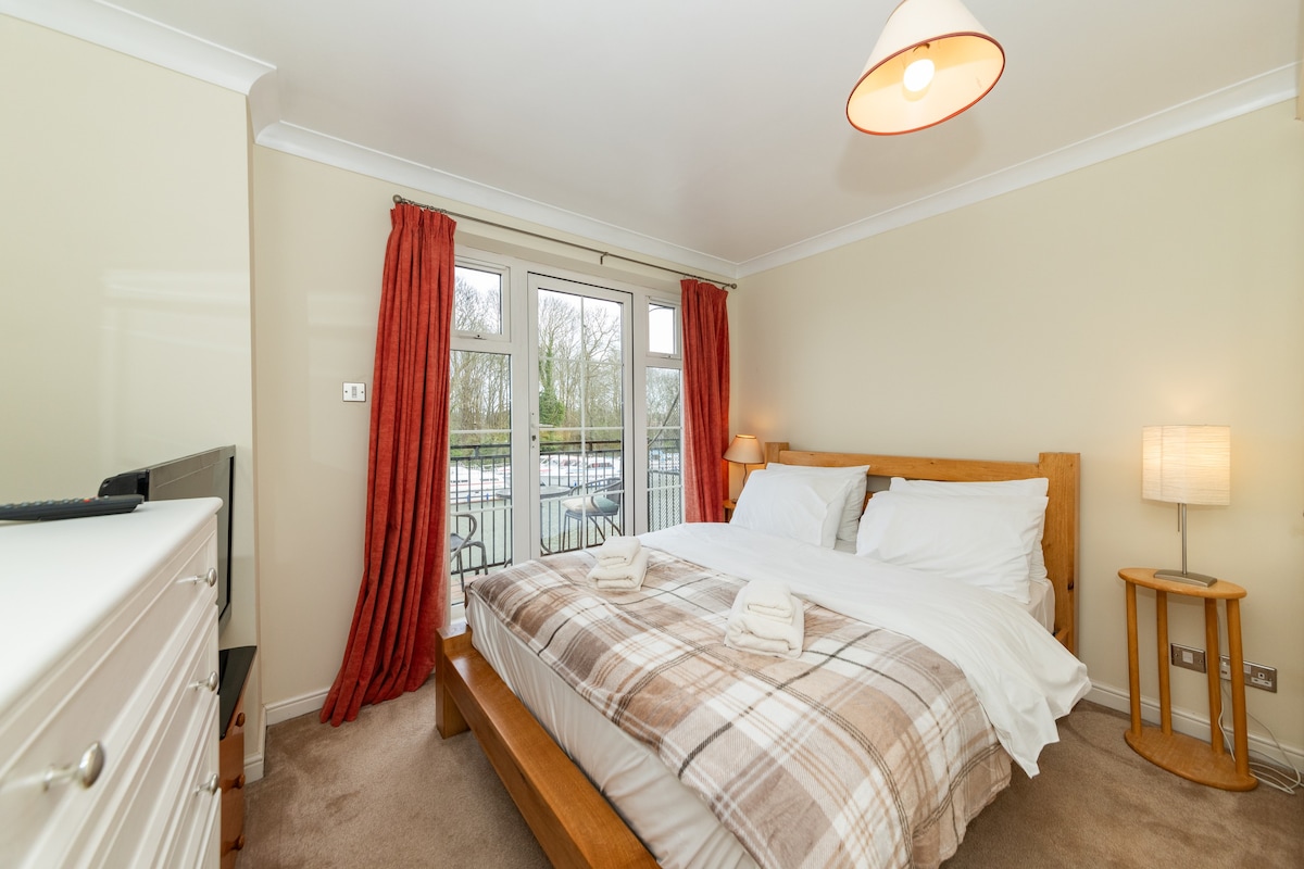Large & Tranquil Riverside Flat with Thames Views