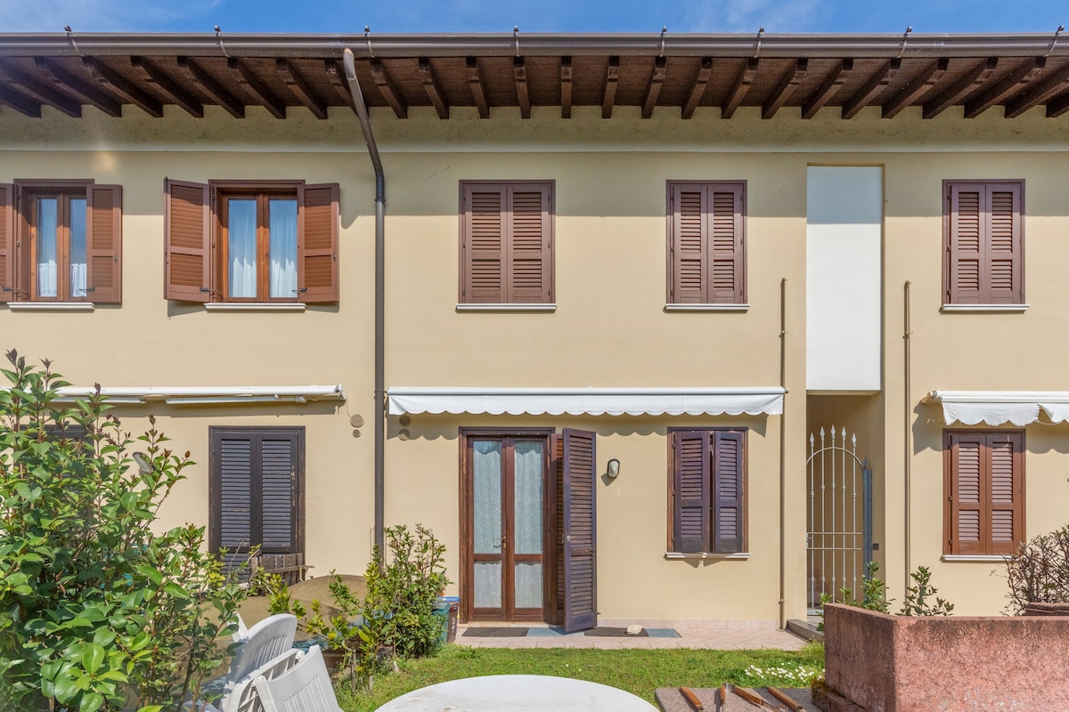 Cherry House with Pool, Solarium Area and Barbecue