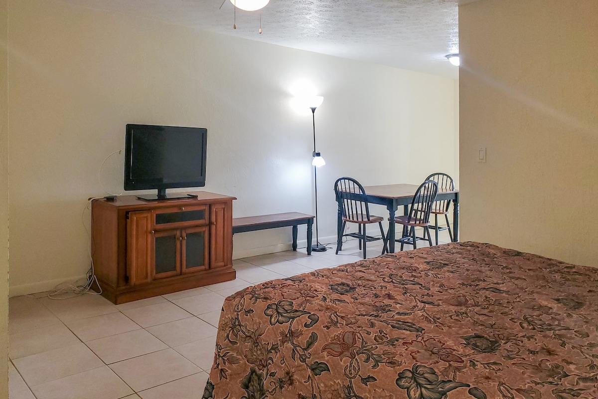 Queen Hotel Suite with Kitchen