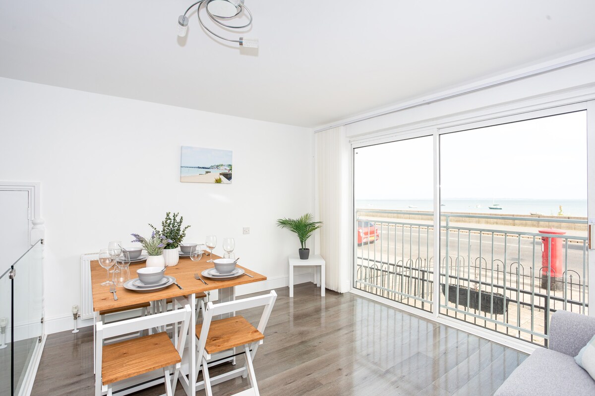 2 Bedroom Apartment with Sea Views & Parking