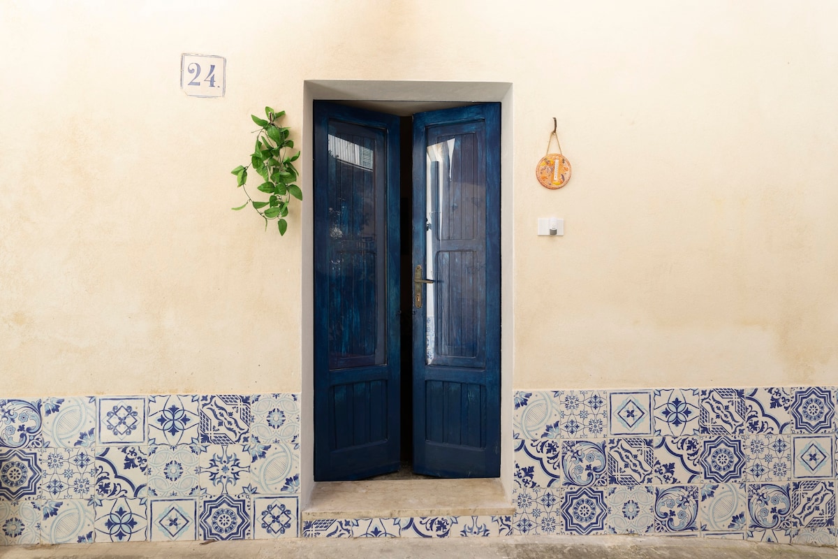 The Blue door in centro storico a Modica Bassa