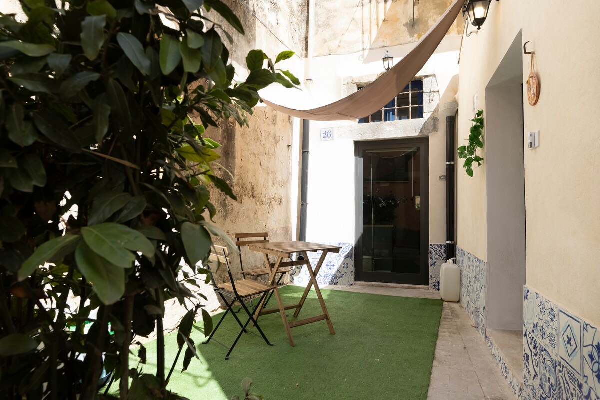 The Blue door in centro storico a Modica Bassa