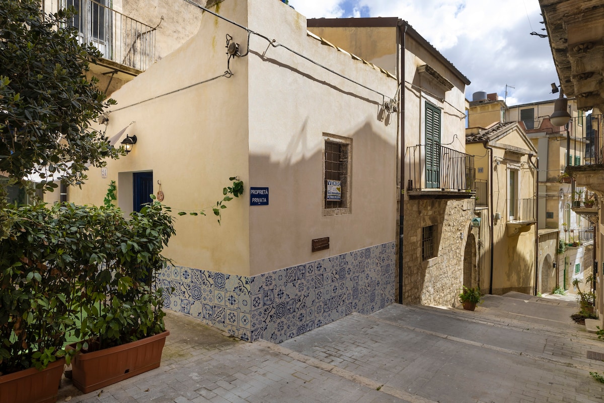 The Blue door in centro storico a Modica Bassa