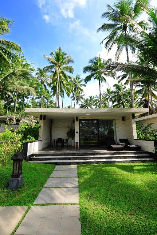 Oceanfront Bliss Villa at Kelapa Beach