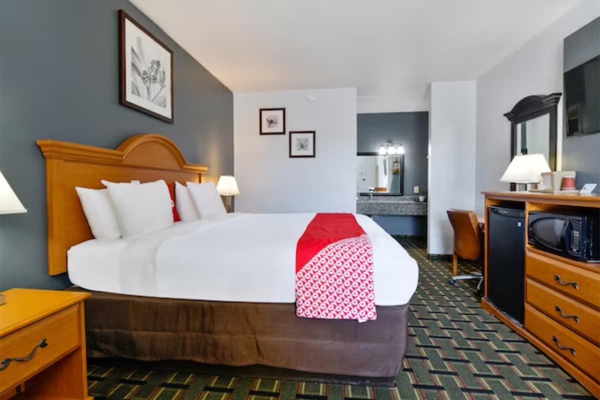 Hotel Lake Park - Lakes Blvd King Bed Accessible