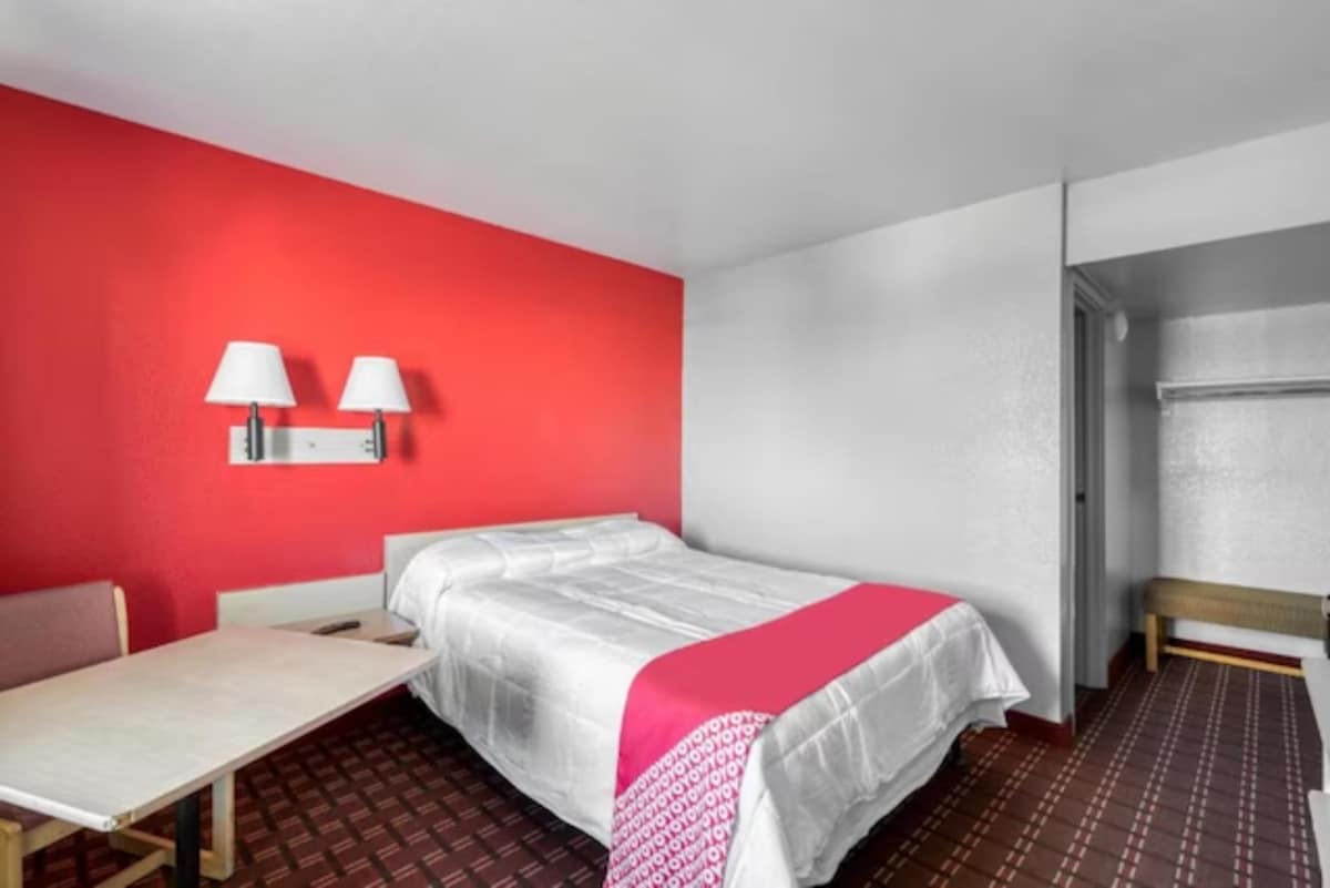 Hotel Houston Southwest I-69 Full Bed