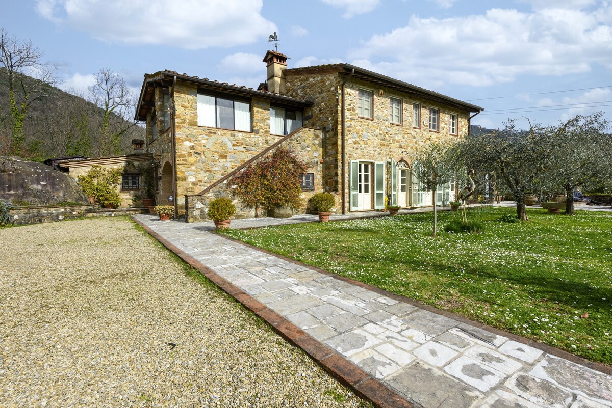 Villa Dani - With garden and pool near Lucca