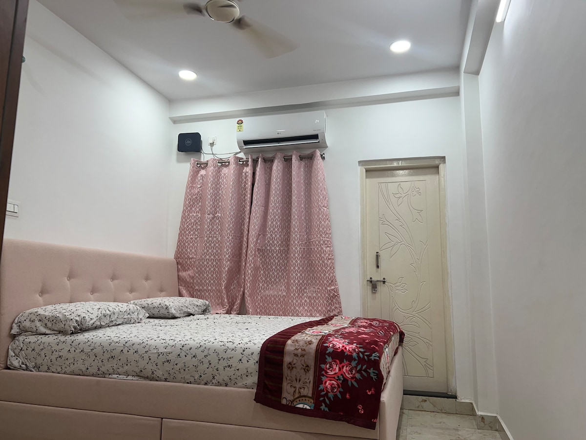 Lovely 1BHK with 55inch TV, Wifi, Geyser