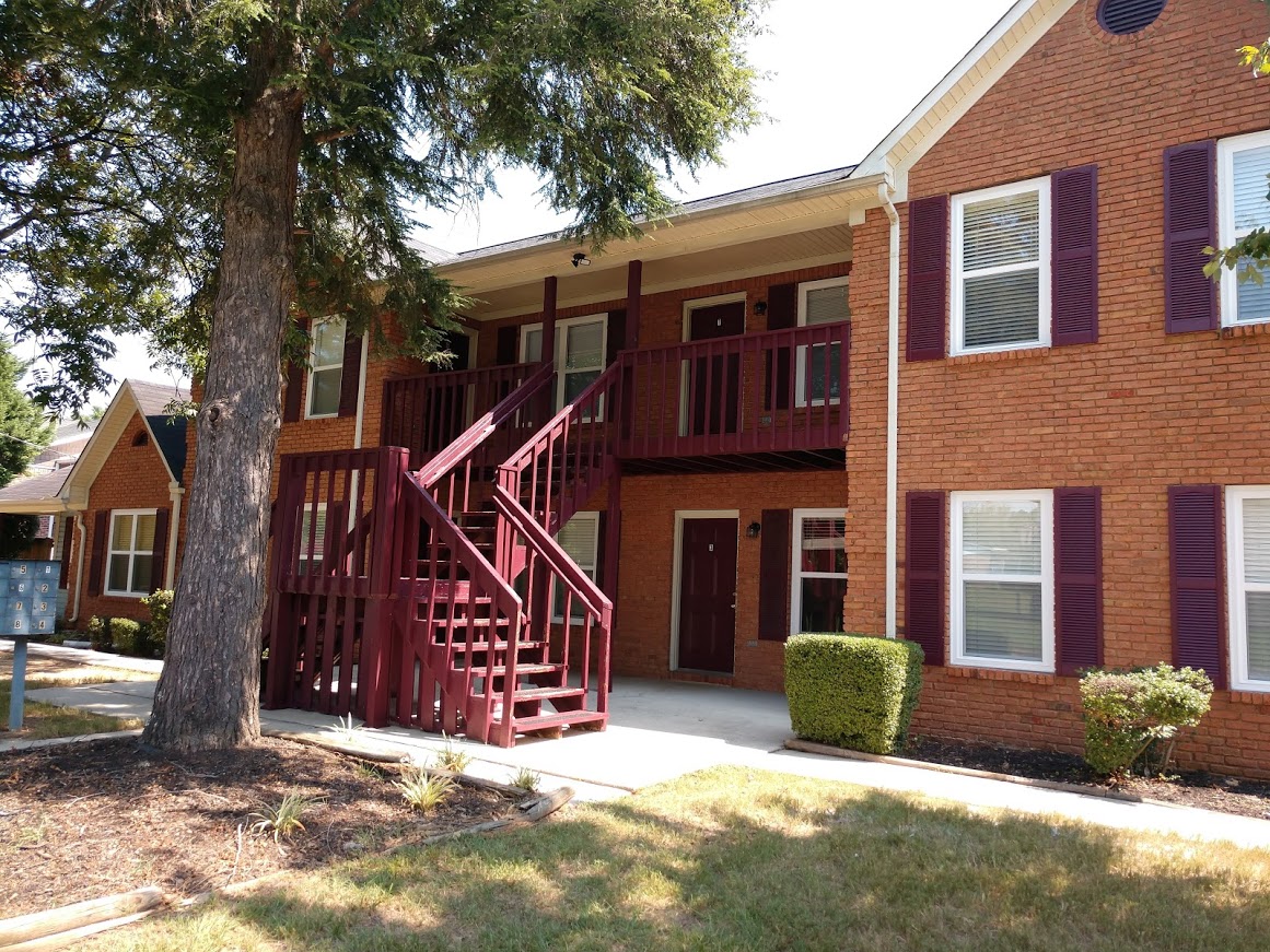 Katz Place: Downstairs One Bedroom In SW Decatur