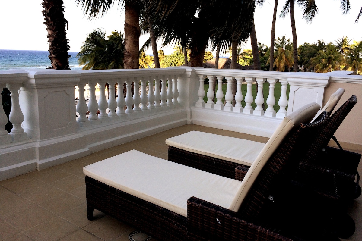 Tropical Beach Condo 2 Bed/3 Bath & Resort access