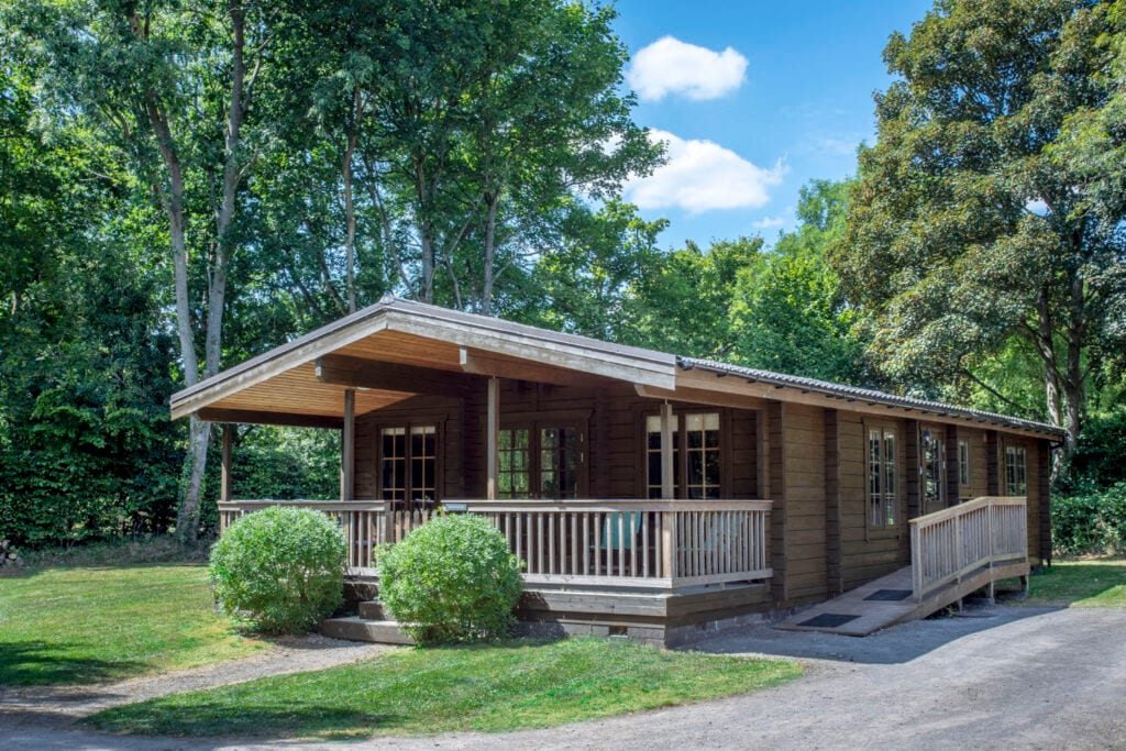 Willowbank Lodges - Kingfisher Lakeside Log Cabin