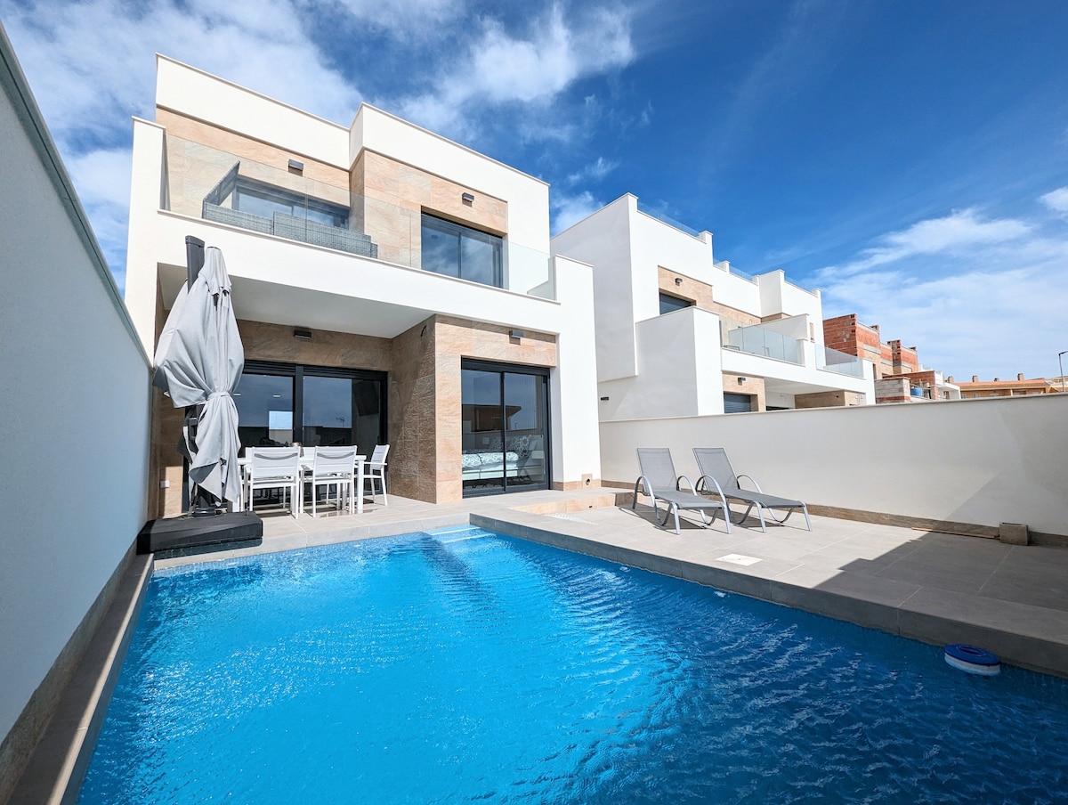 New build Villa in the center of Los Montesinos