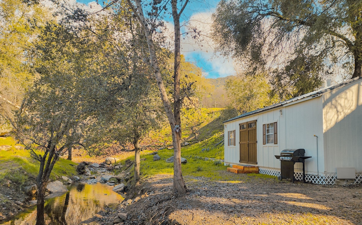 Creekside Chalet: Queen Bed