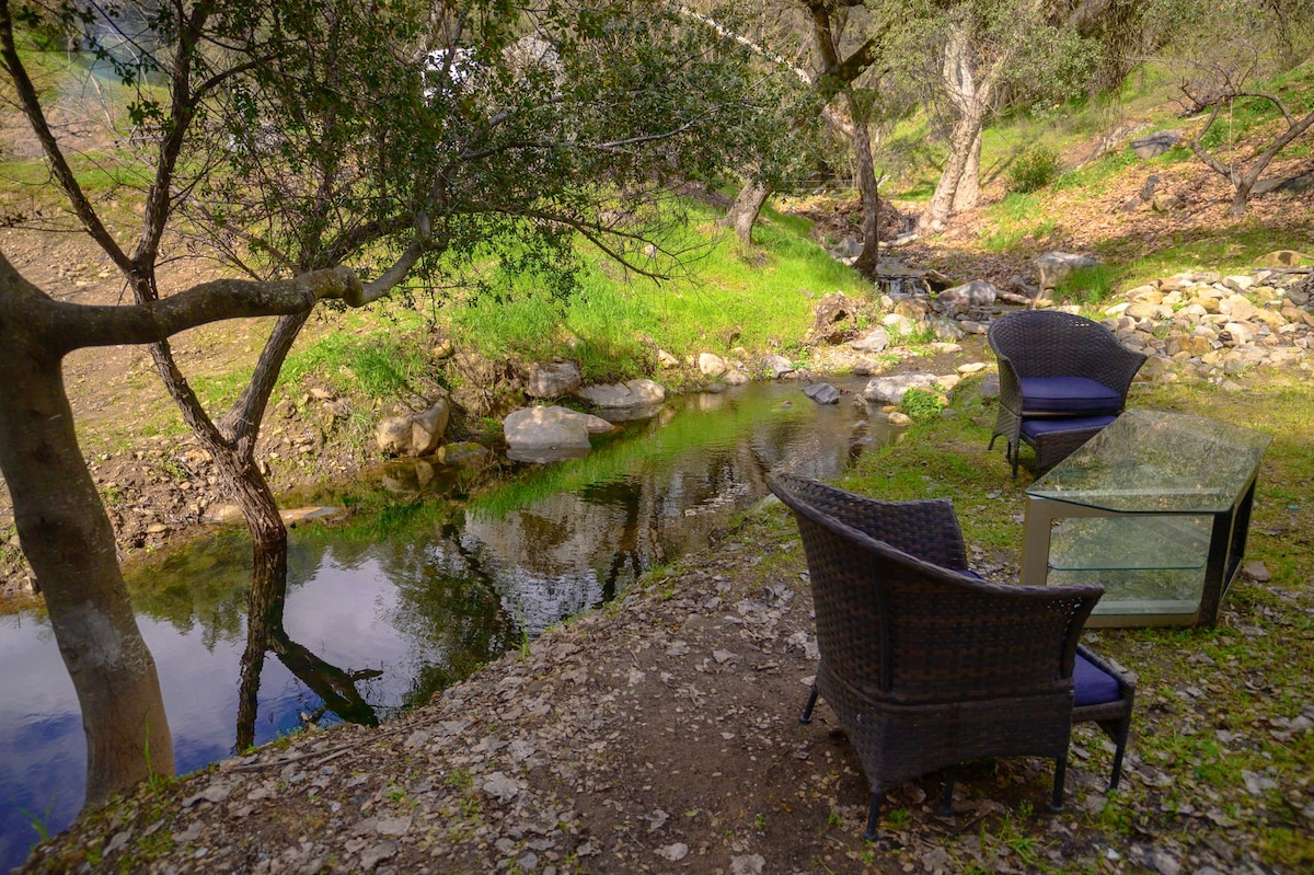 Creekside Chalet: Queen Bed