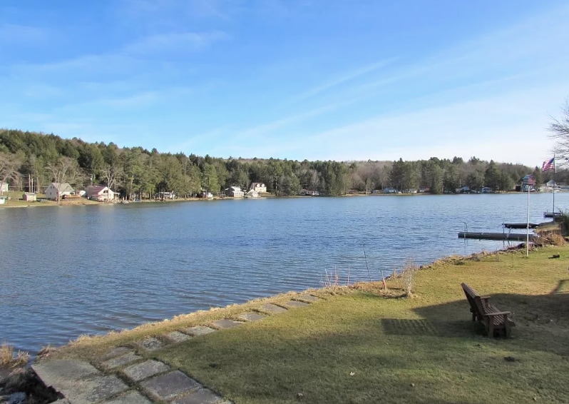 Quaint Deer Lake Cottage