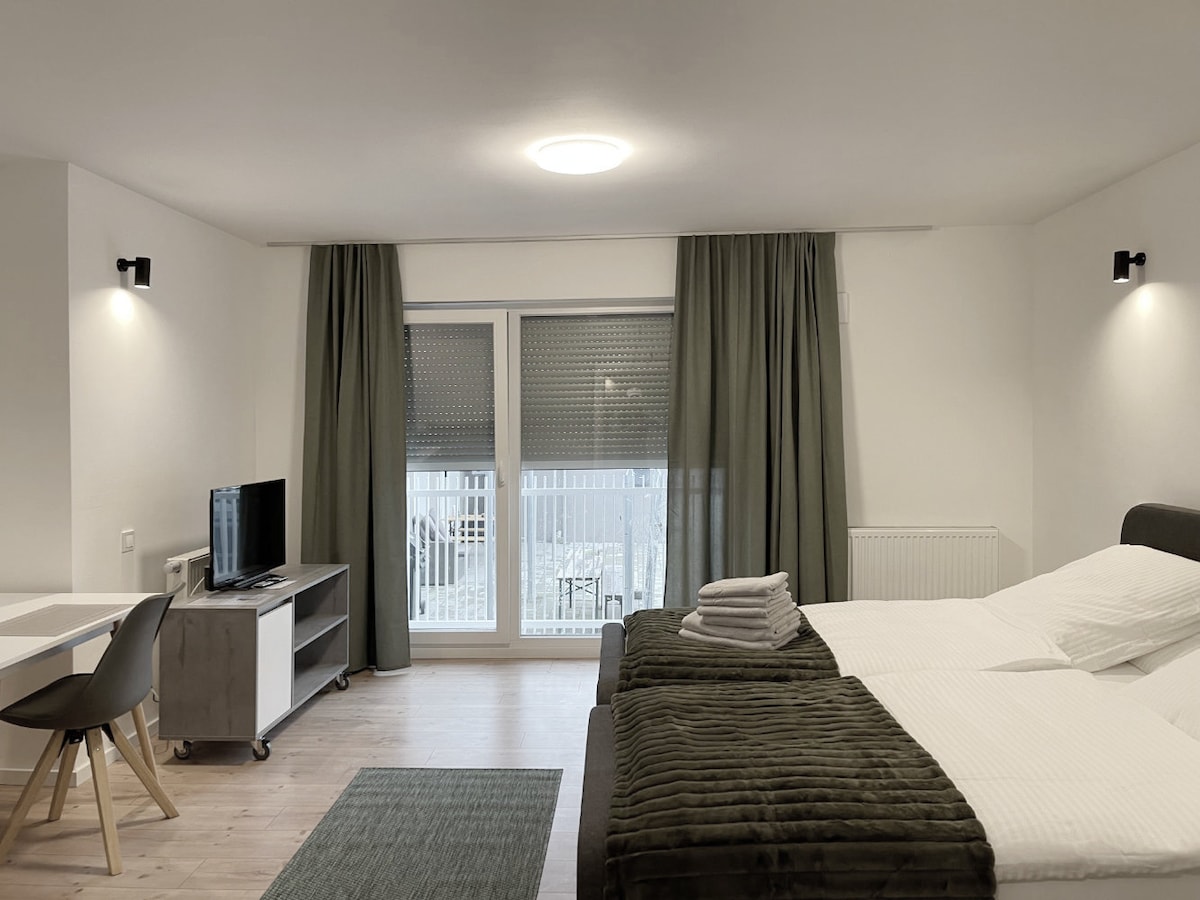 06 Zweibett Studio Plus - Board Inn Regensburg