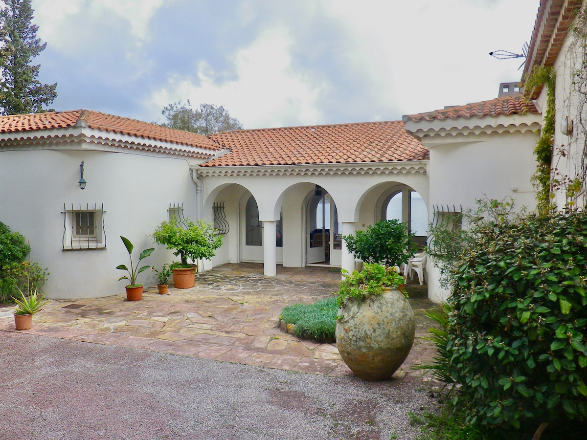 Villa PIEDS DANS L'EAU accès et vue mer, jardin