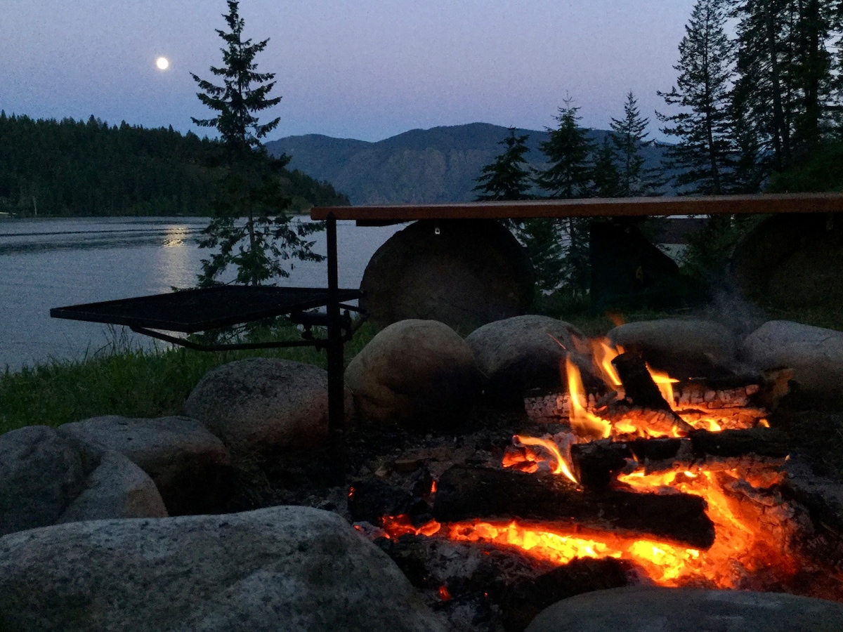 Garfield Bay Lakeside Lodge