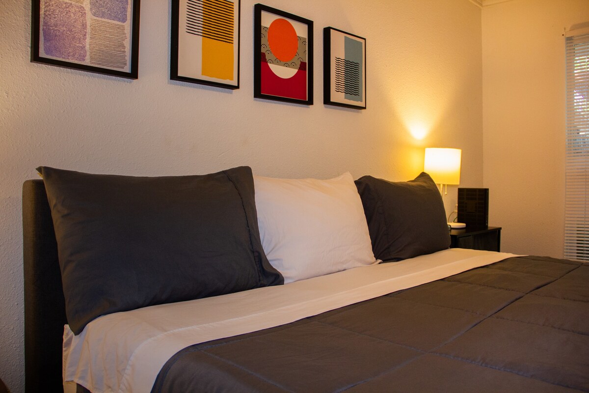 Cozy Casita SATX with Wi-Fi/King/Queen Beds