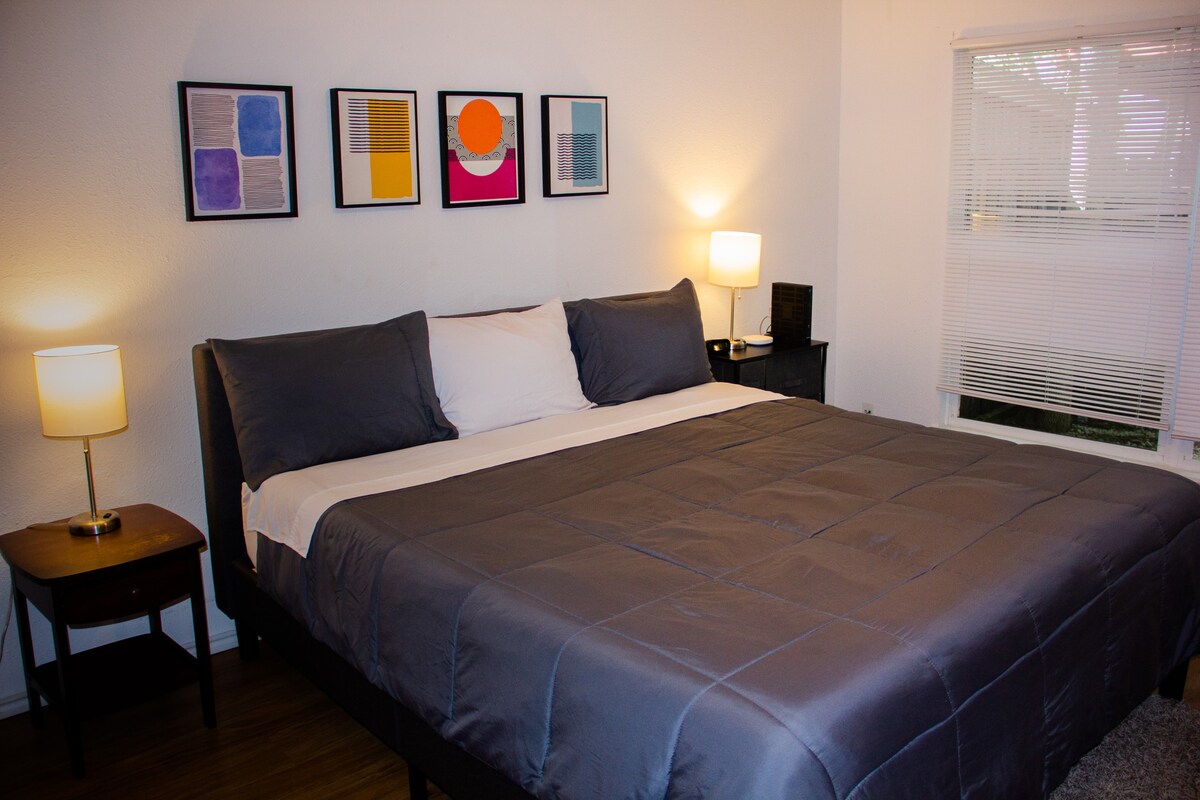 Cozy Casita SATX with Wi-Fi/King/Queen Beds