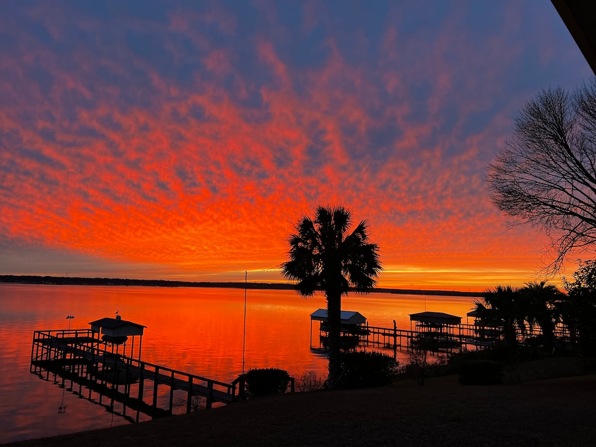 Lake Side Condo Getaway