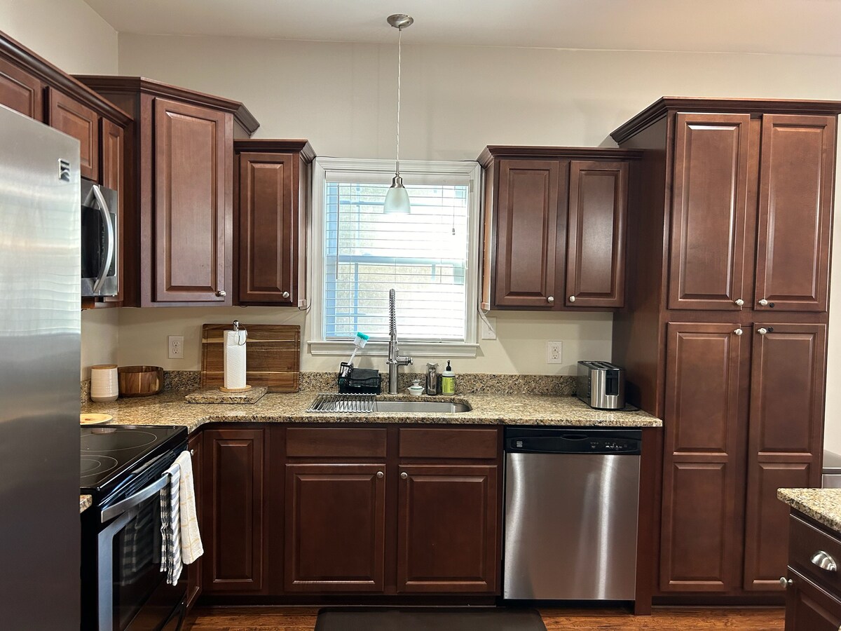 Spacious + Updated 2BR/2BA | 10 min to LU