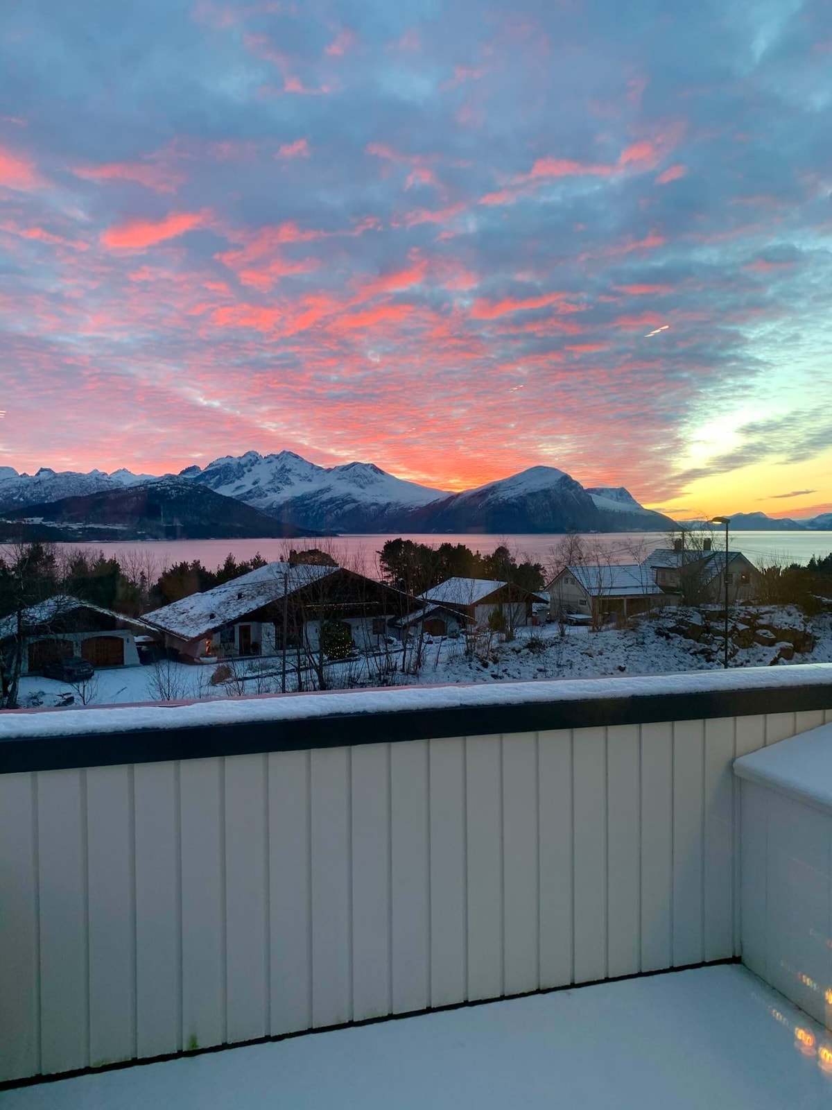 Bolig med utsikt mot fjord og fjell