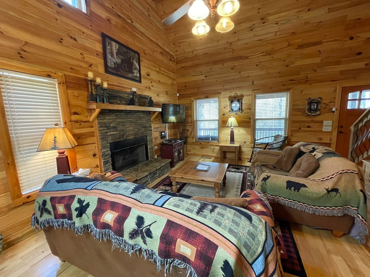 Beautiful cabin 5 bed 3 bath w/ hot tub #17